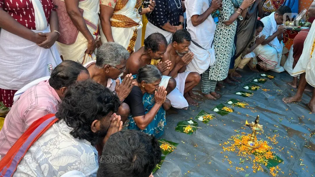 പിതൃസ്മരണയിൽ ആലുവ മണപ്പുറം, ബലിയിട്ട് ആയിരങ്ങൾ | ഫോട്ടോ: അഭിലാഷ് ചിറക്കടവ്