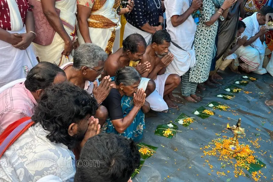 പിതൃതര്‍പ്പണം ആരംഭിച്ചു; മോക്ഷതീരങ്ങളായി ക്ഷേത്രങ്ങളും സ്‌നാനഘട്ടങ്ങളും