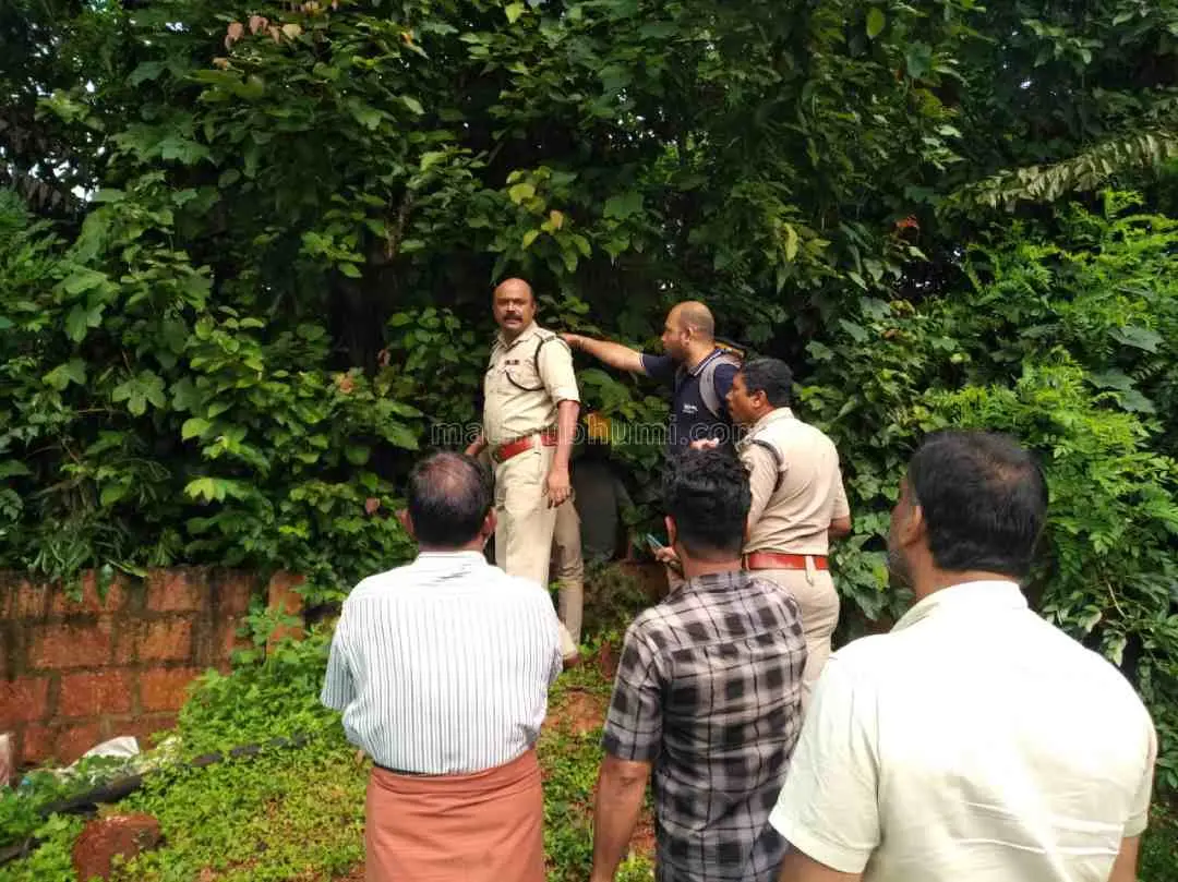 ഗോവിന്ദച്ചാമിയെ കണ്ടതായി പറയുന്ന സ്ഥലം ദൃക്‌സാക്ഷി പോലീസിന് കാണിച്ചുകൊടുക്കുന്നു |ഫോട്ടോ:വിഷ്ണുപ്രസാദ്