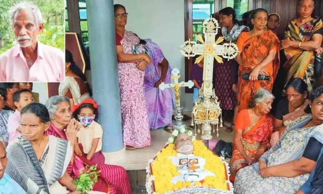 അരിമ്പൂരിൽ മരിച്ച പ്ലാക്കൻ തോമസിന്റെ മൃതശരീരം മകന്റെ വീട്ടുമുറ്റത്ത് പൊതുദർശനത്തിനായി കിടത്തിയിരിക്കുന്നു. ഇൻസെറ്റിൽ തോമസ്