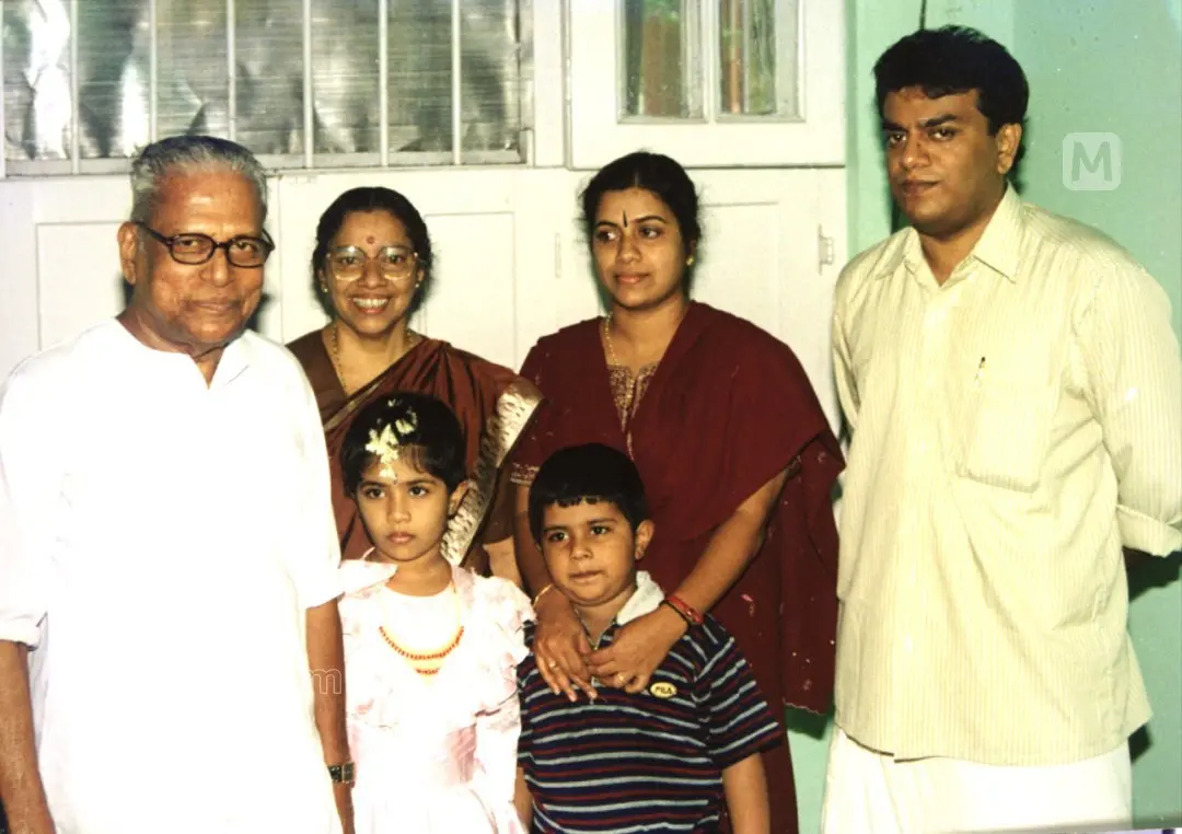 വി.എസ്. ഭാര്യ വസുമതി, മക്കള് ആശ, അരുണ് കുമാര്, പേരക്കുട്ടികള് എന്നിവര്ക്കൊപ്പം (ഫയല്ചിത്രം) | ഫോട്ടോ: രാമനാഥ് പൈ