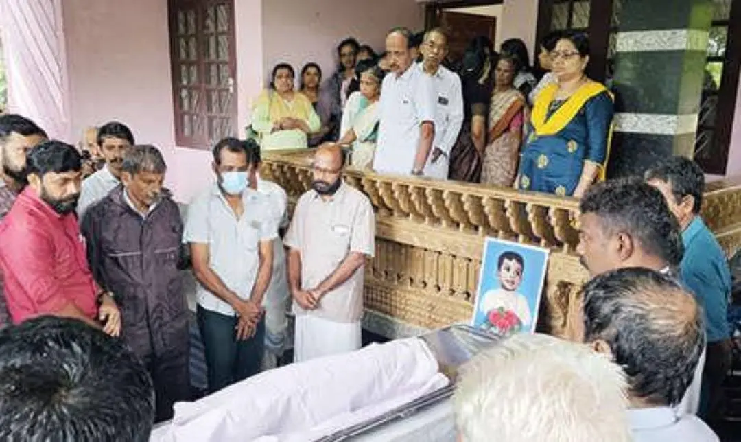 റീമയുടെ മകന്റെ മൃതദേഹം പൊതുദർശനത്തിന് വച്ചപ്പോൾ|ഫോട്ടോ: mathrubhumi