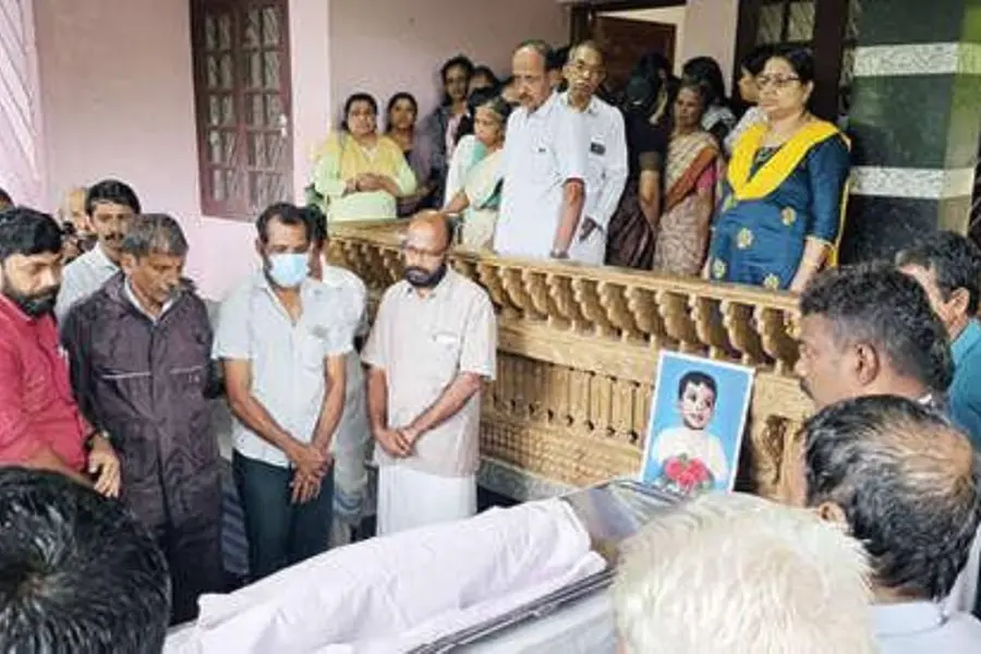'നിയമങ്ങൾ മാറാതെ ഒരു പെണ്ണിനും നീതി കിട്ടില്ല, മോന്റെ കൂടെ ജീവിച്ച് മതിയായില്ല' ആത്മഹത്യാക്കുറിപ്പ്