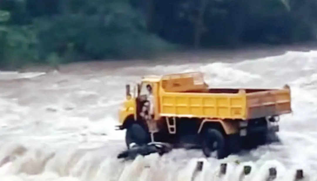 പനംകൂട്ടി ചപ്പാത്തിൽ യാത്രയ്ക്കിടെ യുവാക്കൾ ഉപേക്ഷിച്ച ബൈക്ക് രക്ഷിക്കുന്നതിന് ലോറി എത്തിയപ്പോൾ.