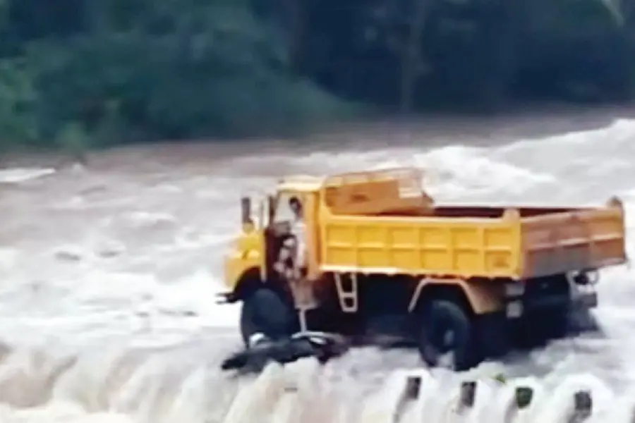 കുത്തൊഴുക്കില് ചപ്പാത്തിലൂടെ യാത്ര; ലോറിക്കും ബൈക്കിനെ 'രക്ഷിക്കാനായില്ല' യുവാക്കള് രക്ഷപെട്ടു