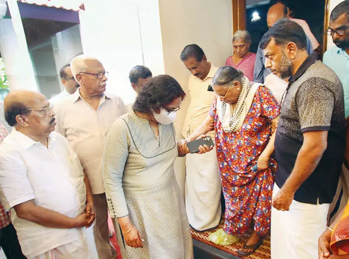 സഖാവില്ലാതെ... വിഎസ് അച്യുതാനന്ദന്റെ ഭാര്യ വസുമതി തിരുവനന്തപുരത്തേക്കു പോകാനായി ആലപ്പുഴ പറവൂരിലെ വേലിക്കകത്ത് വീട്ടില്‍നിന്ന് മകന്‍ അരുണ്‍കുമാറിന്റെയും മരുമകള്‍ രജനിയുടെയും കൈപിടിച്ചിരിക്കുന്നു.
