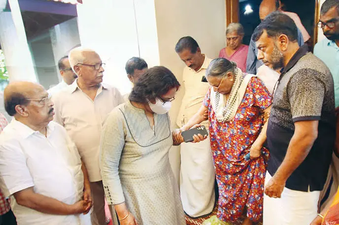 വേലിക്കകത്ത് വീട്ടിൽനിന്ന് വസുമതി മടങ്ങി, വി.എസ്. ഇല്ലാതെ