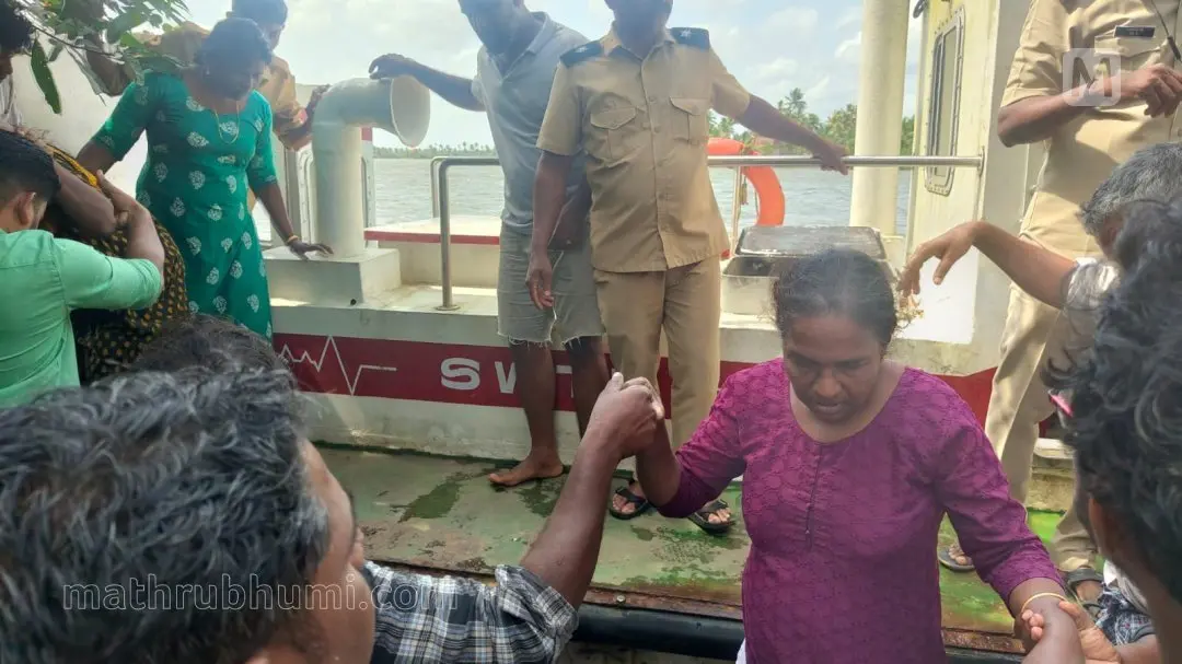 യാത്രക്കാരെ രക്ഷപ്പെടുത്തി കൊണ്ടുവരുന്നു