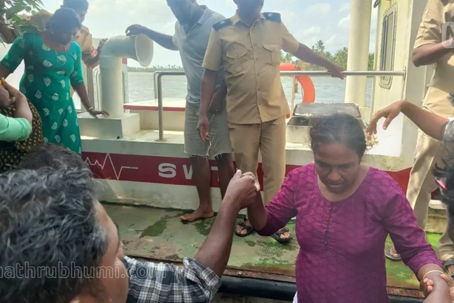 വൈക്കത്ത് ബോട്ട് മറിഞ്ഞ് അപകടം; ഒരാളെ കാണാനില്ല, 22 പേരെ രക്ഷപ്പെടുത്തി