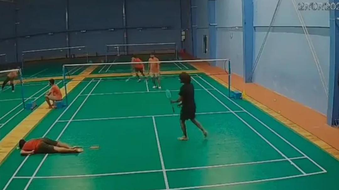 ബാഡ്മിന്റണിനിടെ ഷട്ടിൽ കോക്ക് എടുക്കാൻ കുനിഞ്ഞു; 25-കാരൻ കുഴഞ്ഞുവീണു ...