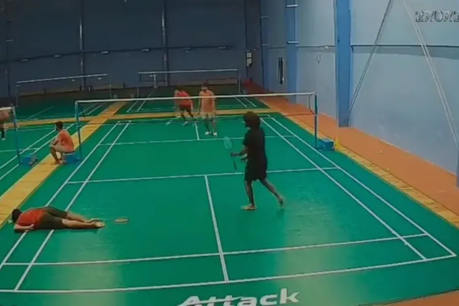 ബാഡ്മിന്റണിനിടെ ഷട്ടിൽ കോക്ക് എടുക്കാൻ കുനിഞ്ഞു; 25-കാരൻ കുഴഞ്ഞുവീണു മരിച്ചു | Video