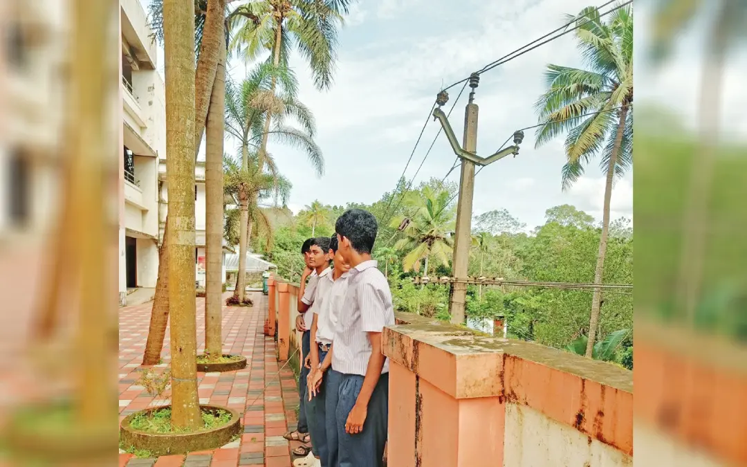 •  വെളിയനാട് സെയ്‌ന്റ് പോൾസ് ഹയർ സെക്കൻഡറി സ്കൂൾമതിലിനോട് ചേർന്നുള്ള ഹൈടെൻഷൻ, ലോടെൻഷൻ വൈദ്യുതി ലൈനുകൾക്കരികിൽ നിൽക്കുന്ന വിദ്യാർഥികൾ