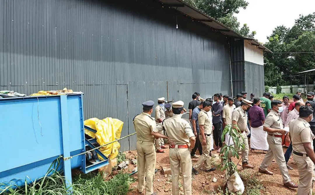 അരീക്കോട് കളപ്പാറയില് മൂന്നുപേരുടെ മരണത്തിനിടയാക്കിയ കോഴിമാലിന്യ സംസ്കരണപ്ലാന്റ് പോലീസ് പരിശോധിക്കുന്നു