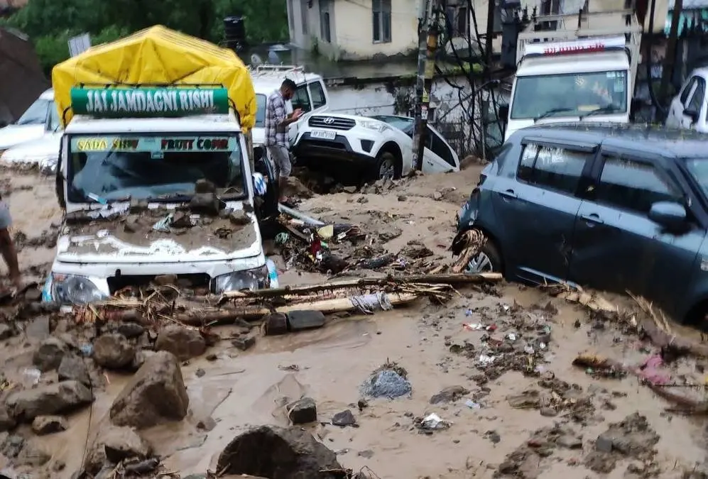 കനത്ത മഴയെത്തുടര്ന്ന് മണ്ഡി ജില്ലയിലുണ്ടായ മിന്നല്പ്രളയത്തില് തകര്ന്ന വാഹനങ്ങള് | Photo: ANI