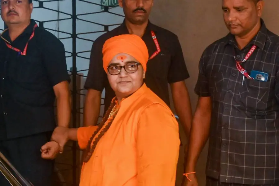 ഇത് കാവിയുടെയും ഹിന്ദുത്വയുടേയും വിജയമെന്ന് പ്രജ്ഞാസിങ് ഠാക്കൂര്; കോടതിമുറിയില് കരച്ചിൽ