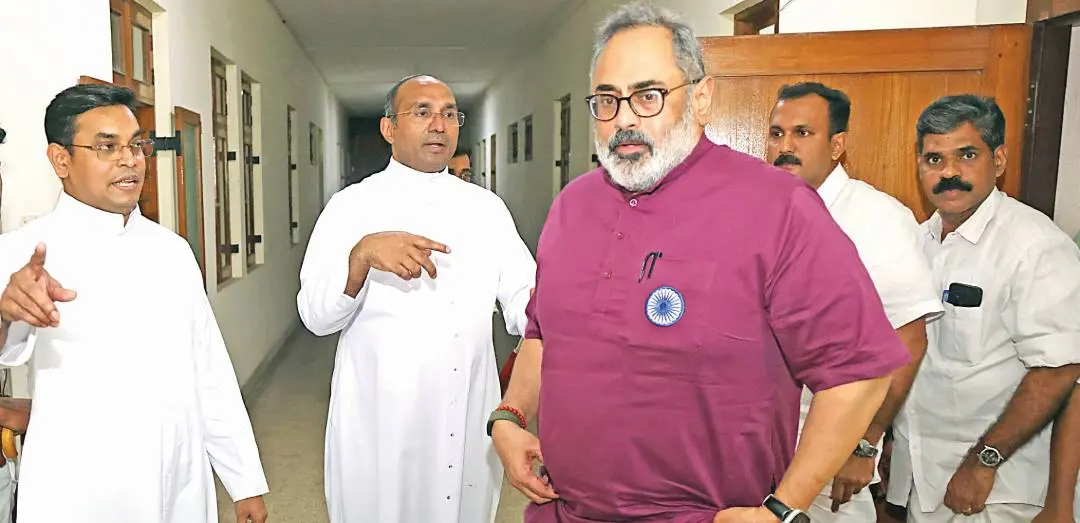 •  ബിജെപി സംസ്ഥാന അധ്യക്ഷൻ രാജീവ്‌ ചന്ദ്രശേഖർ കാക്കനാട് സെയ്ന്റ് തോമസ് മൗണ്ടിൽ സിറോ മലബാർ സഭ മേജർ ആർച്ച് ബിഷപ്പ് മാർ റാഫേൽ തട്ടിലിനെ കാണാനെത്തിയപ്പോൾ
