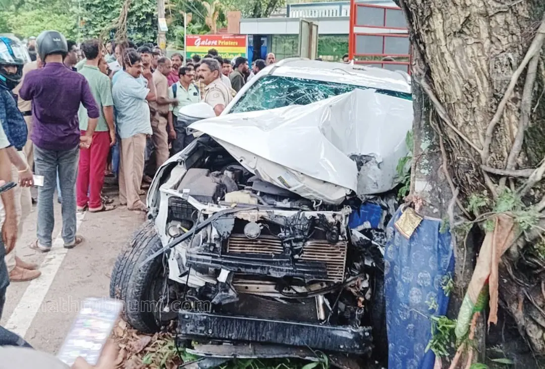 വിദ്യാര്ഥി ഓടിച്ചിരുന്ന കാര് കുടമാളൂരില് മരത്തിലിടിച്ചുനിന്നപ്പോള്