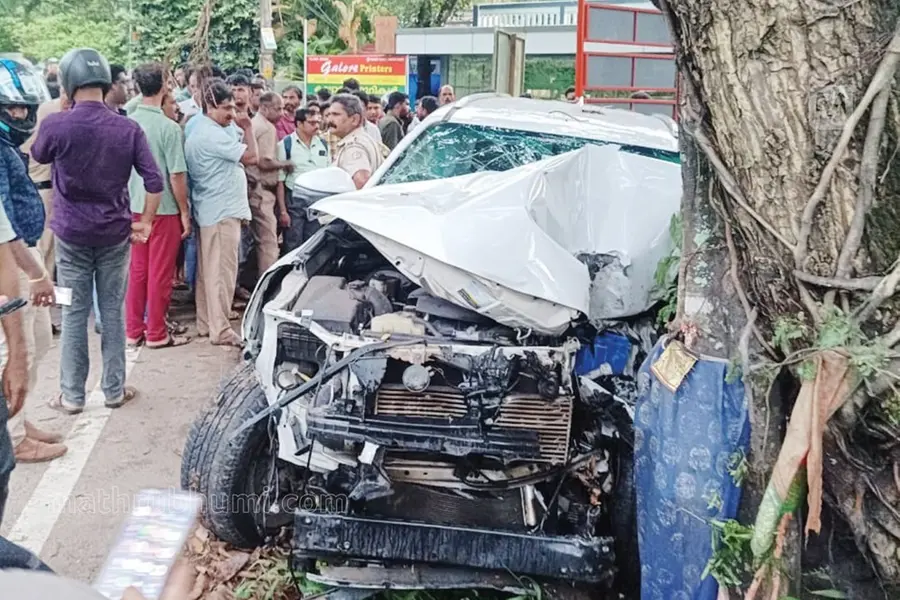 ഇടിച്ചുതെറിപ്പിച്ചത് 7 വാഹനങ്ങൾ, മരത്തിലിടിച്ചുനിന്നു; ഓടിച്ച വിദ്യാർഥി കാറിനുള്ളിൽ അർധബോധാവസ്ഥയിൽ