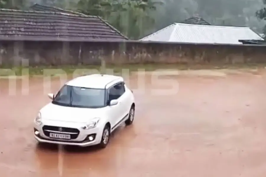 മുഴങ്ങുന്ന ശബ്ദം, കട്ടിക്ക് കൂളിങ്; സ്കൂളിലെ കാര് അഭ്യാസി 'കുട്ടി ഡ്രൈവറാ'ണോയെന്ന് തിരഞ്ഞ് പോലീസ്
