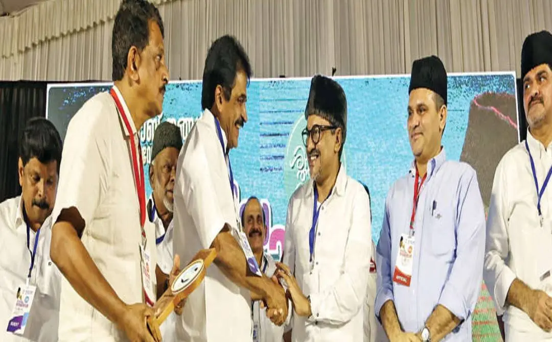 പാണക്കാട് മുഹമ്മദലി ശിഹാബ് തങ്ങളുടെ ഓര്മ്മദിനത്തില് ശിഹാബ് തങ്ങള് പഠന ഗവേഷണ കേന്ദ്രം മലപ്പുറത്തു നടത്തിയ ദേശീയ സെമിനാറില് മുഖ്യാതിഥിയായെത്തിയ എഐസിസി ജനറല് സെക്രട്ടറി കെ.സി. വേണുഗോപാല് എം.പിയെ പാണക്കാട് സാദിഖലി ശിഹാബ് തങ്ങള് സ്വീകരിക്കുന്നു. എ.പി. അനില്കുമാര് എംഎല്എ, പ്രൊഫ. കെ.എം. ഖാദര് മൊയ്തീന്, മുനവ്വറലി ശിഹാബ് തങ്ങള്, ബഷീറലി ശിഹാബ് തങ്ങള് തുടങ്ങിയവര് സമീപം