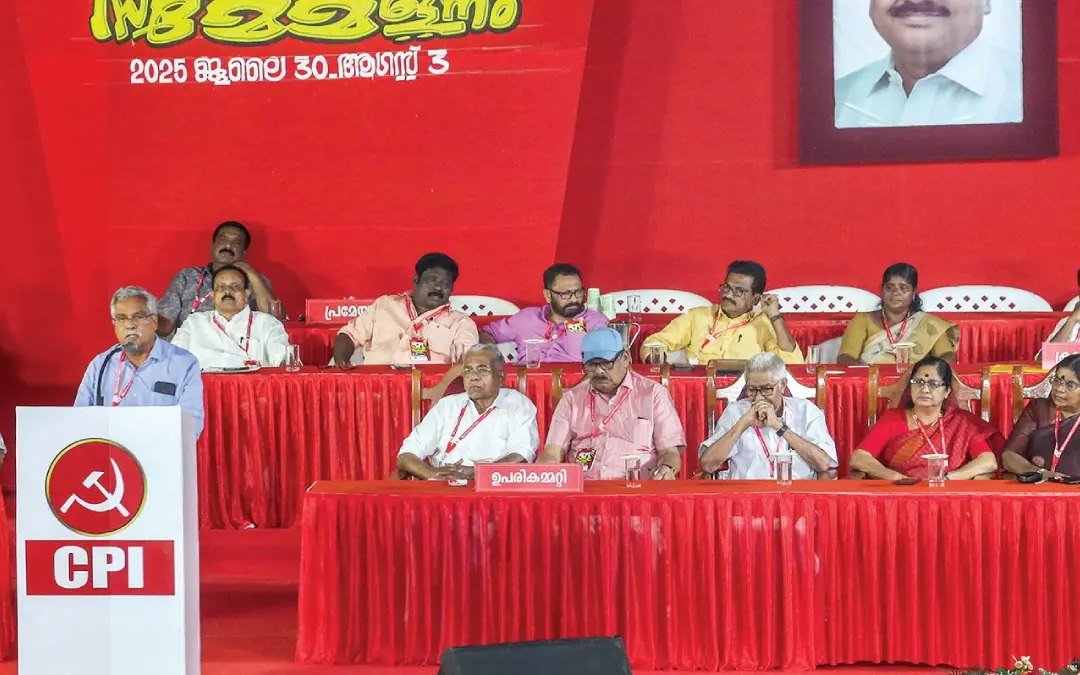 • സിപിഐ കൊല്ലം ജില്ലാസമ്മേളനത്തിന്റെഭാഗമായി നടന്ന പ്രതിനിധിസമ്മേളനം സംസ്ഥാന സെക്രട്ടറി ബിനോയ് വിശ്വം ഉദ്ഘാടനം ചെയ്യുന്നു