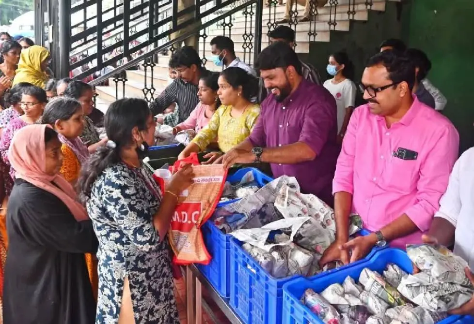 കോഴിക്കോട് മെഡിക്കൽ കോളേജിൽ ഡിവൈഎഫ്ഐ നടത്തുന്ന 'ഹൃദയപൂർവം' ഉച്ചഭക്ഷണ വിതരണത്തിന്റെ അഞ്ചാം വാർഷികം സംസ്ഥാന പ്രസിഡന്റ് വി. വസീഫ് ഭക്ഷണപ്പൊതി വിതരണംചെയ്ത് ഉദ്ഘാടനംചെയ്യുന്നു