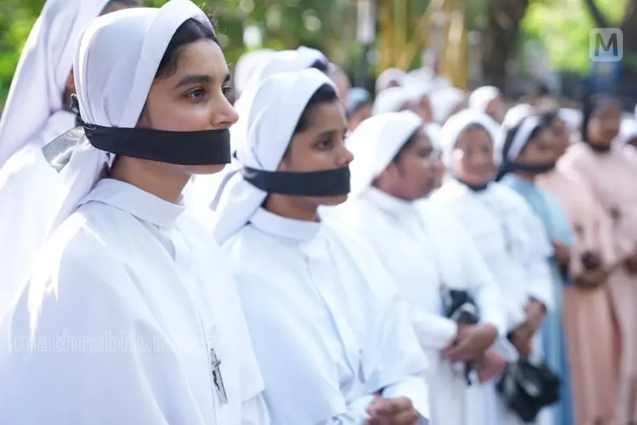 കന്യാസ്ത്രീകളുടെ അറസ്റ്റ്; വായ മൂടിക്കെട്ടി പ്രതിഷേധിച്ച് കത്തോലിക്കാ ഫോറം