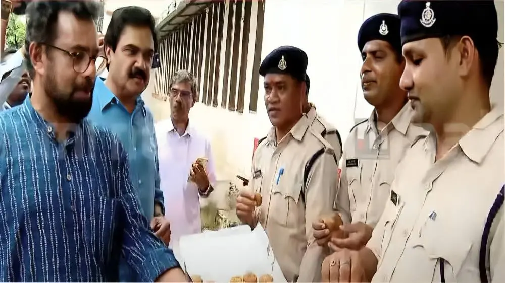 ജയിലിന് പുറത്ത് മധുരവിതരണം നടത്തുന്ന ജോൺ ബ്രിട്ടാസ്, ജോസ് കെ മാണി എന്നിവർ | Photo: Screengrab/ Mathrubhumi News