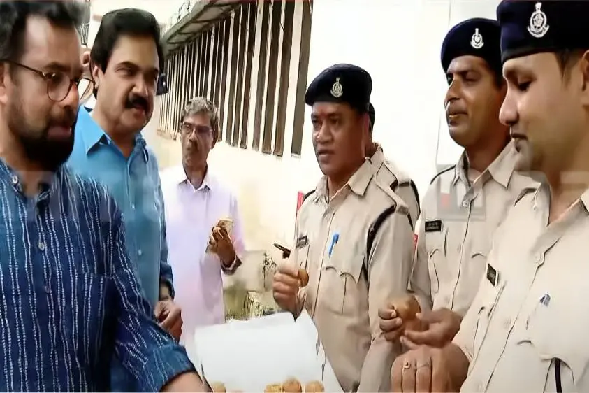 കോടതിയിൽ എത്താതെ ബജ്രംഗ്ദൾ അഭിഭാഷകർ, മധുരവിതരണവുമായി ഇടത്-കോൺഗ്രസ് നേതാക്കൾ