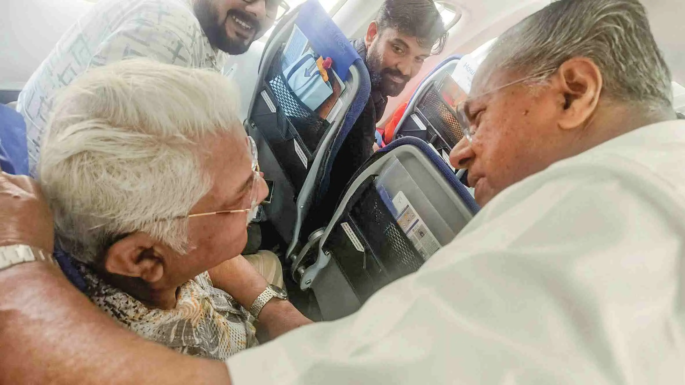 മുഖ്യമന്ത്രി പിണറായി വിജയൻ ജഗതി ശ്രീകുമാറുമായി സൗഹൃദം പങ്കിടുന്നു