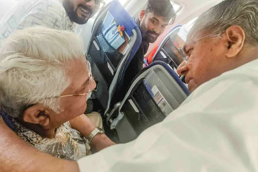 ‘സുഖമായിരിക്കുന്നോ ?', മാനത്ത് ‘അമ്പിളി’; കൺകുളിർക്കെ കണ്ട് മുഖ്യമന്ത്രി