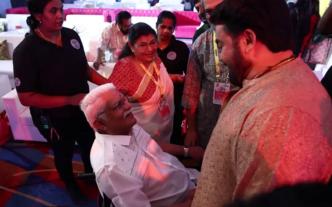 'അമ്മ' ജനറൽ ബോഡി യോഗത്തിനെത്തിയ ജഗതി ശ്രീകുമാർ നടൻ മോഹൻലാലിനെ കണ്ടപ്പോൾ പുഞ്ചിരിക്കുന്നു