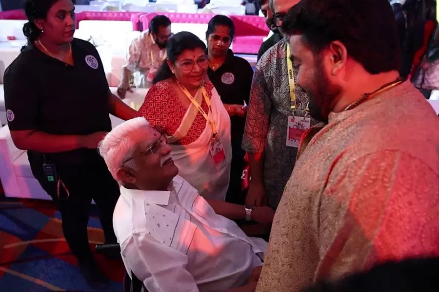 വർഷങ്ങൾക്കിപ്പുറം ജഗതി 'അമ്മ' യോഗത്തിൽ; മോഹന്ലാലിനെ കണ്ടതോടെ പുഞ്ചിരിക്ക് നക്ഷത്രത്തിളക്കം