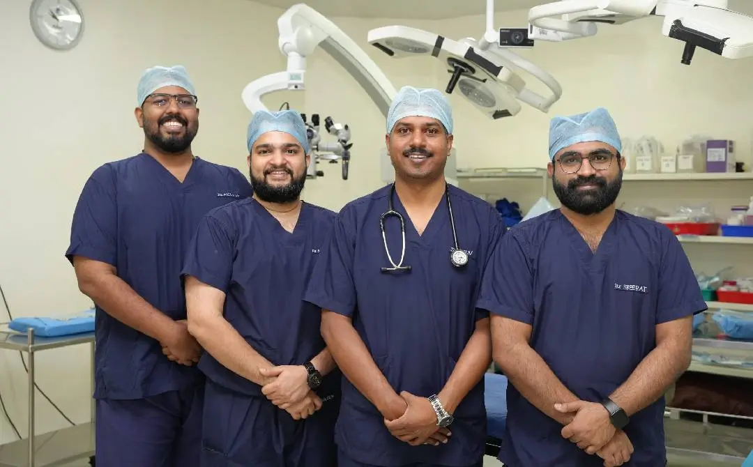 അത്യപൂർവ്വമായ അവേയ്ക് ബ്രെയിൻ സർജറിക്ക് നേതൃത്വം നൽകിയ ഡോ.മൂപ്പൻസ് മെഡിക്കൽ കോളേജിലെ ഡോക്ടർമാർ