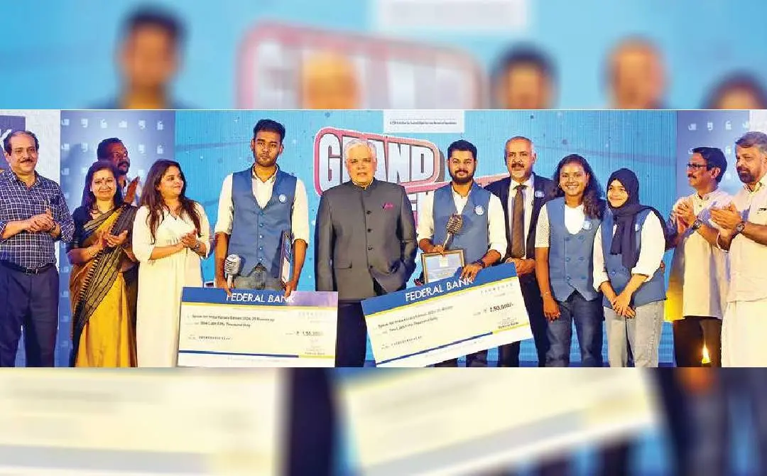 മാതൃഭൂമിയും ഫെഡറൽ ബാങ്കും ചേർന്ന് ആലുവ സെയ്ന്റ് സേവ്യേഴ്സ് കോളേജിൽ സംഘടിപ്പിച്ച സ്പീക്ക് ഫോർ ഇന്ത്യ കേരള എഡിഷൻ ഒൻപതാം ഗ്രാൻഡ് ഫിനാലെയിൽ റണ്ണറപ്പായ എസ്.ഡി. തേജസ് കൃഷ്ണ, ഒന്നാം സ്ഥാനം നേടിയ എച്ച്.എസ്. ആദർശ് എന്നിവർ മുഖ്യാതിഥി ഹൈക്കോടതി ജഡ്ജി ജസ്റ്റിസ് ദേവൻ രാമചന്ദ്രനിൽനിന്ന് ഉപഹാരം ഏറ്റുവാങ്ങിയപ്പോൾ. പ്രിൻസിപ്പൽ സെക്രട്ടറി എ.പി.എം. മുഹമ്മദ് ഹനീഷ്, സെയ്ന്റ് തെരേസാസ് കോളേജ് മുൻ പ്രിൻസിപ്പൽ പ്രൊഫ. ഡോ. ആർ. ലതാനായർ, മാതൃഭൂമി ഡയറക്ടർ-ഓപ്പറേഷൻസ് എം.എസ്. ദേവിക, ഫെഡറൽ ബാങ്ക് സീനിയർ വൈസ് പ്രസിഡന്റ് ആൻഡ് സോണൽ ഹെഡ് സി.എം. ശശിധരൻ, ഫൈനലിലെ മത്സരാർഥികളായ കെ.ആർ. പ്രിവിയ, നസറിൻ നൗഷാദ്, മുൻ ചീഫ് സെക്രട്ടറി വി. വേണു, തൃശ്ശൂർ കേരളവർമ കോളേജ് ഇംഗ്ലീഷ് വിഭാഗം മുൻ മേധാവി എൻ.ആർ. അനിൽകുമാർ എന്നിവർ സമീപം