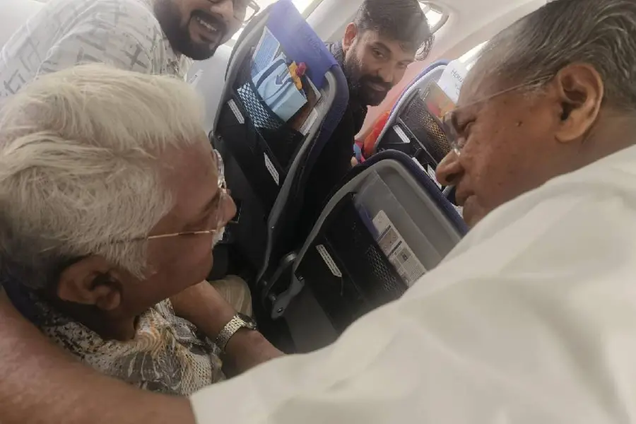 യാത്രക്കിടെ ജഗതിയുമായി കണ്ടുമുട്ടൽ; ചിത്രം പങ്കുവെച്ച് മുഖ്യമന്ത്രി പിണറായി വിജയന്