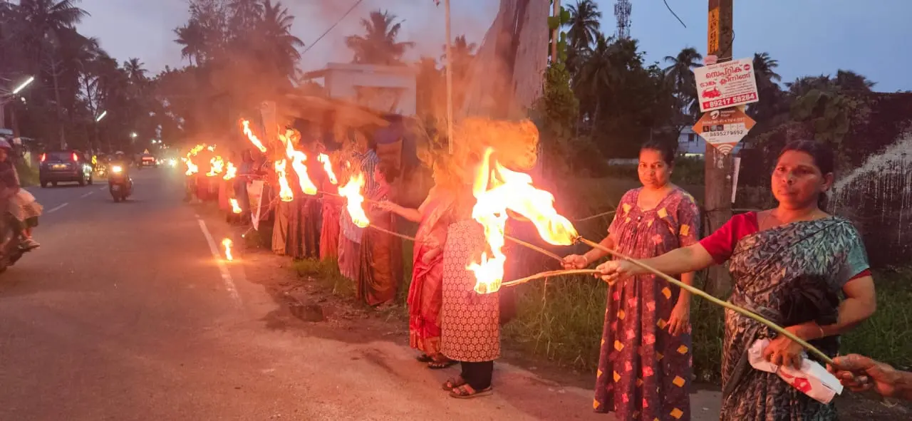 ചെല്ലാനം കൊച്ചി ജനകീയ വേദി പന്തംകൊളുത്തി പ്രതിഷേധിച്ചപ്പോൾ