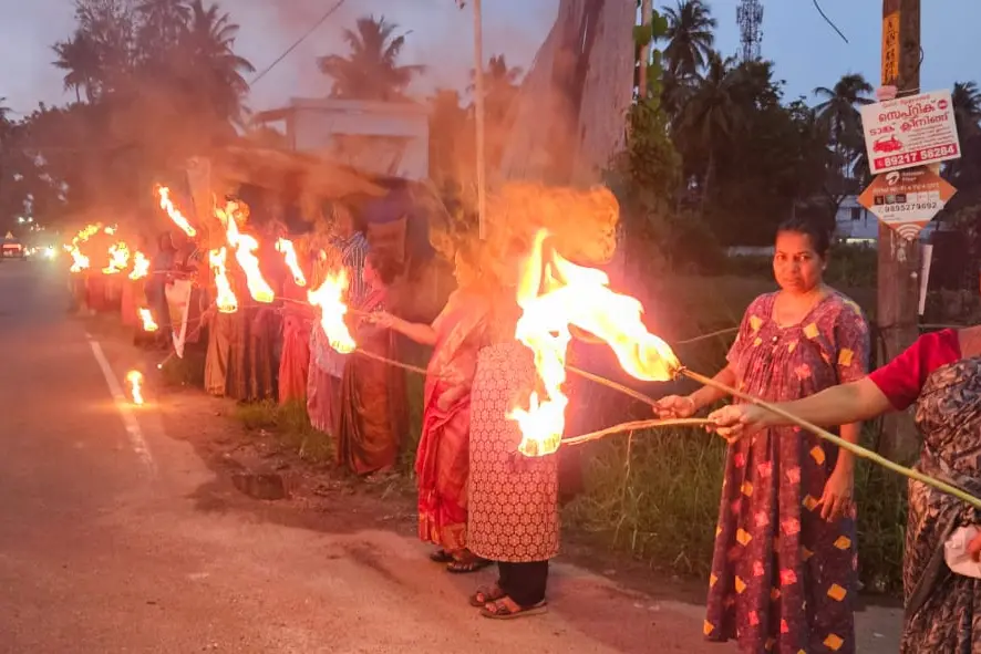 വൈദികരുടെ ഉപവാസ പ്രതിഷേധത്തിനും റാലിയ്ക്കുമേതിരെ കേസ്; പ്രതിഷേധിച്ച് ജനകീയവേദി പ്രവർത്തകർ