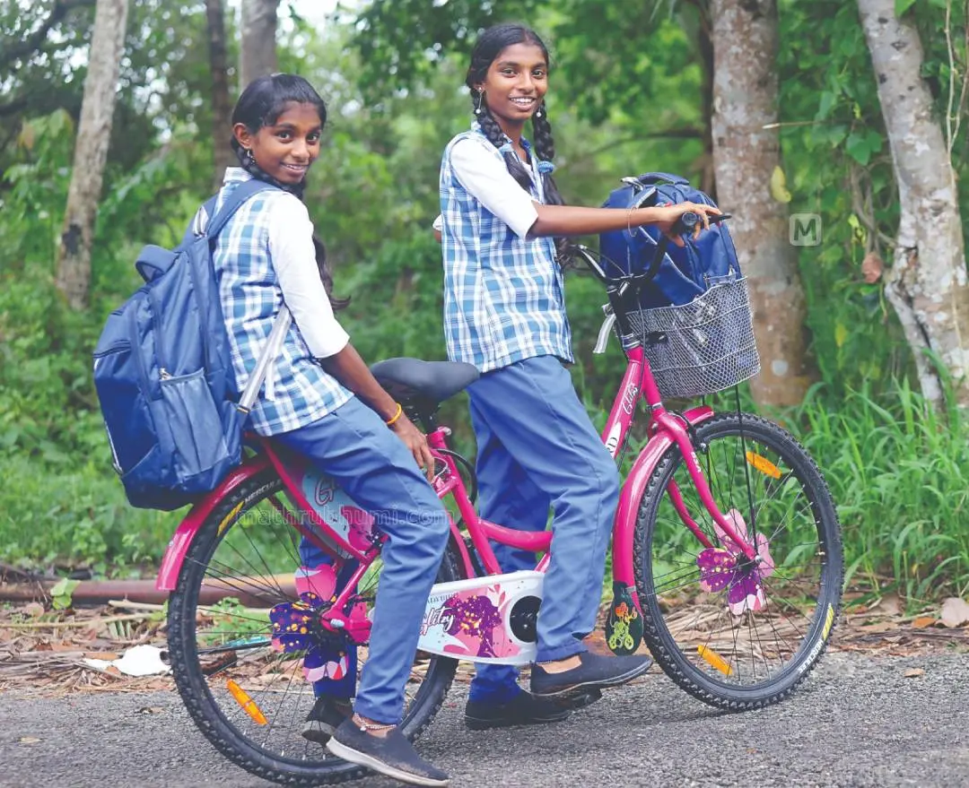 വൈഗയും വൈഷ്ണയും പുതിയ സൈക്കിളില്| ഫോട്ടോ: സി.ബിജു