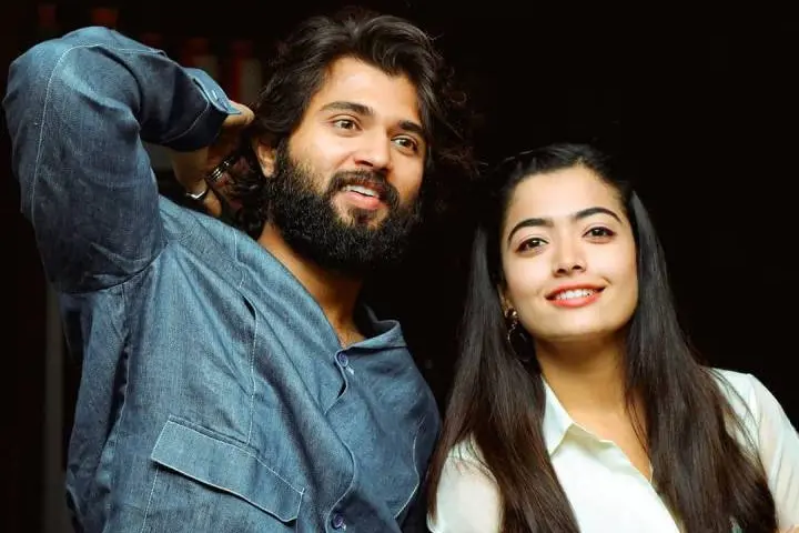 അപൂർവമായി സംഭവിക്കുന്നത്; മുംബൈ വിമാനത്താവളത്തിൽ ഒരുമിച്ചെത്തി വിജയ് ദേവരകൊണ്ടയും രശ്മികയും