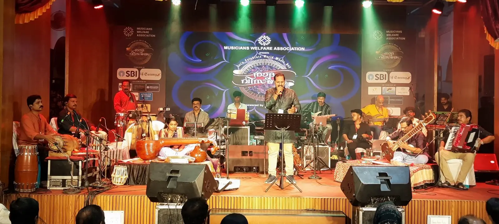 മ്യൂസിഷ്യൻസ് വെൽഫയർ അസോസിയേഷൻലോക സംഗീത ദിനത്തിനോടനുബന്ധിച്ച് കോഴിക്കോട് ടൗൺഹാളിൽ നടത്തിയ 'നാദവിസ്മയം' പരിപാടിയിൽ ഷിജു ഗാനം ആലപിക്കുന്നു