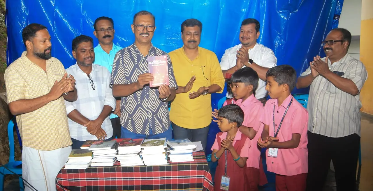 'വെള്ളാര്‍മല ജിവിഎച്ച്എസ്എസ്' എന്ന കവിതാസമാഹാരം വെള്ളാര്‍മല സ്‌കൂളിലെ കുട്ടികളും അധ്യാപകരും ചേര്‍ന്ന് പ്രകാശനം ചെയ്യുന്നു.