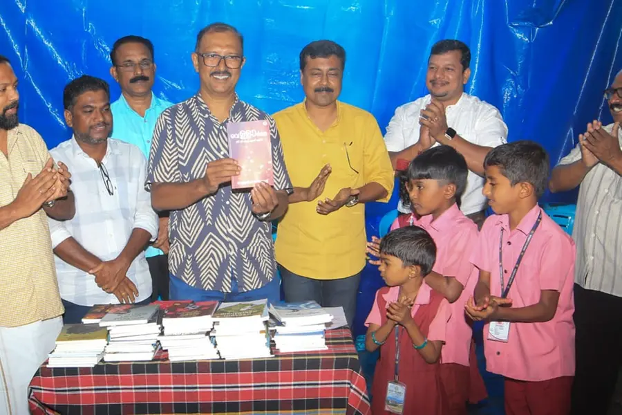 'വെള്ളാര്മല ജിവിഎച്ച്എസ്എസ്'; സാന്ത്വനമായി കവിതയുടെ പകല്