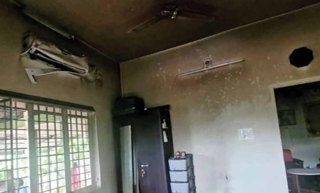 വെള്ളാങ്ങല്ലൂർ എരുമത്തടം ഫ്രൻഡ്സ് ലെയ്നിൽ വീടിനുള്ളിൽ പാചകവാതക സിലിൻഡർ ചോർന്ന് തീപിടിച്ചതിനെത്തുടർന്ന് എസി ഉൾപ്പെടെയുള്ള വീട്ടുപകരണങ്ങൾ കത്തിയ നിലയിൽ