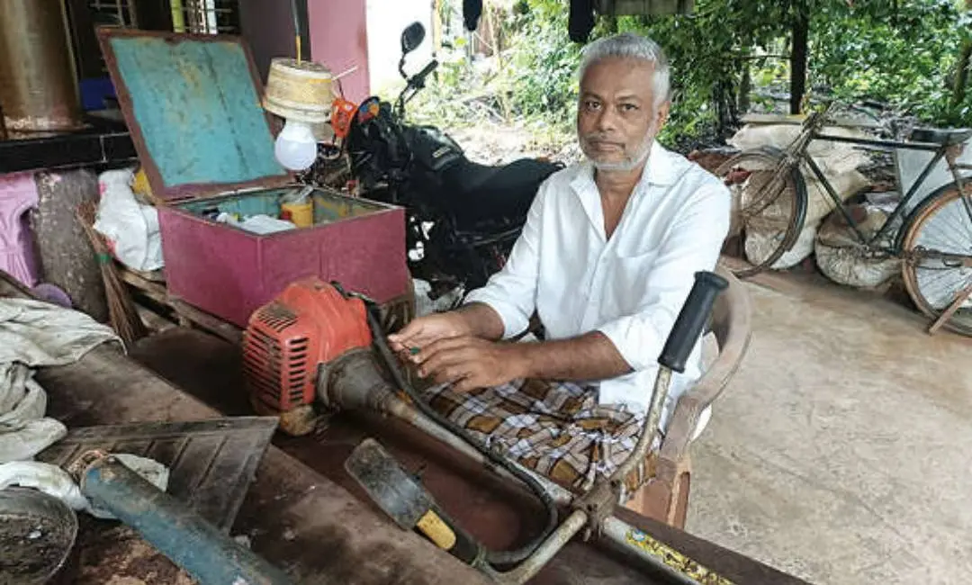 കൃഷിയിടം വന്യജീവിശല്യംമൂലം ഉപേക്ഷിച്ചതോടെ ഉപജീവനത്തിനായി കാടുവെട്ടുയന്ത്രം റിപ്പയർചെയ്യുന്ന ഹംസ