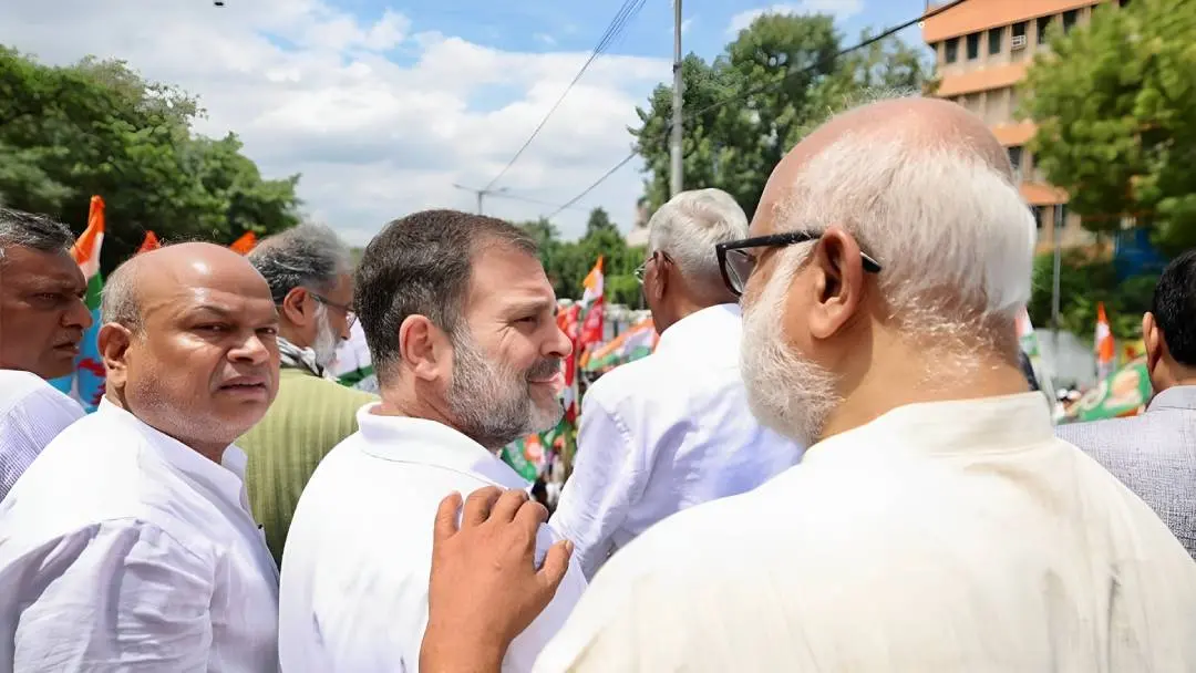ബിഹാറിൽ നടന്ന മഹാസഖ്യത്തിന്റെ പരിപാടിയിൽ രാഹുൽ ഗാന്ധിയും എം.എ. ബേബിയും | Photo: https://x.com/Tinyhunterme