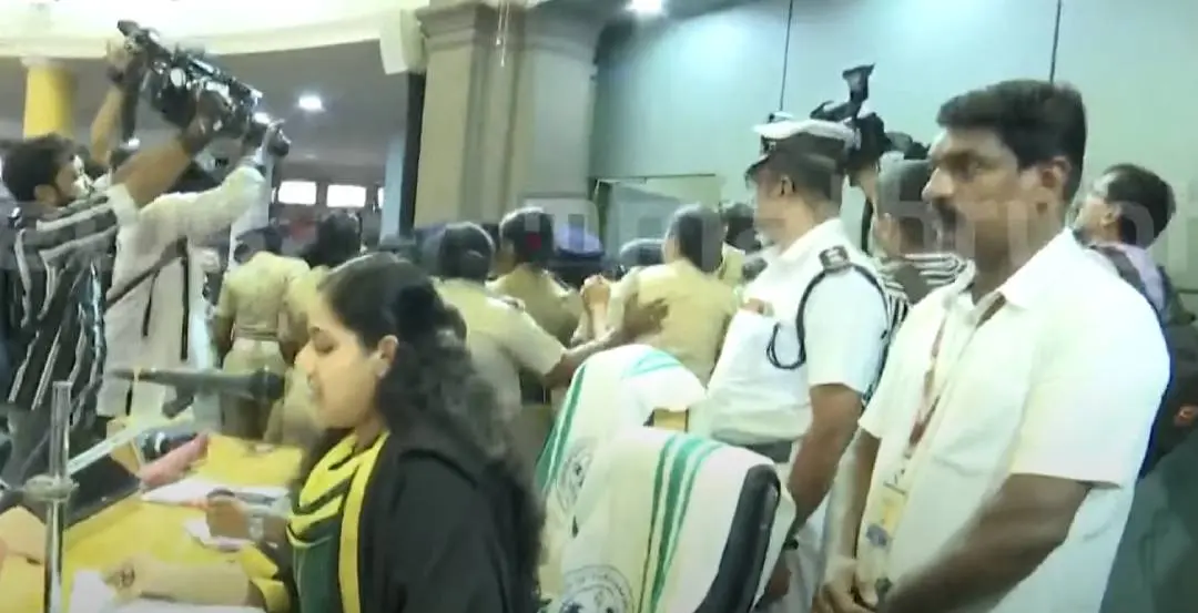 തിരുവനന്തപുരം നഗരസഭയില് ബിജെപി പ്രവര്ത്തകരുടെ പ്രതിഷേധം നടക്കുമ്പോഴും സഭാനടപടികളുമായി മുന്നോട്ടുപോകുന്ന മേയര് ആര്യ രാജേന്ദ്രന്