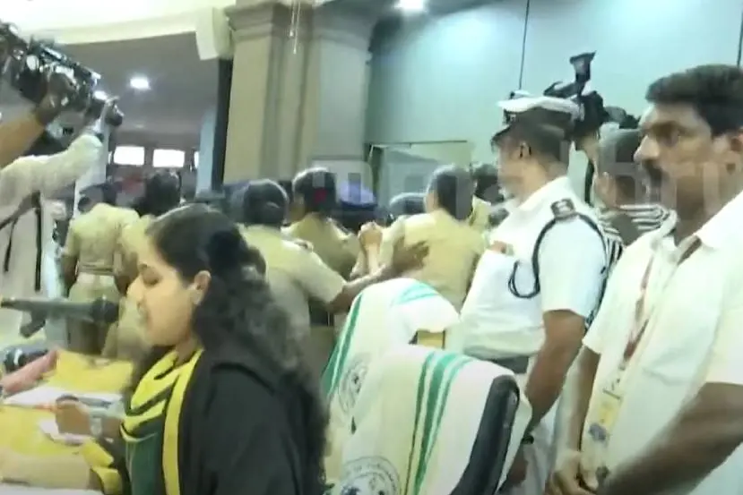 'മേയര് ഗോ ബാക്ക്', അനധികൃത നിയമനങ്ങള്ക്കെതിരെ തിരുവനന്തപുരം നഗരസഭയില് ബിജെപി പ്രതിഷേധം