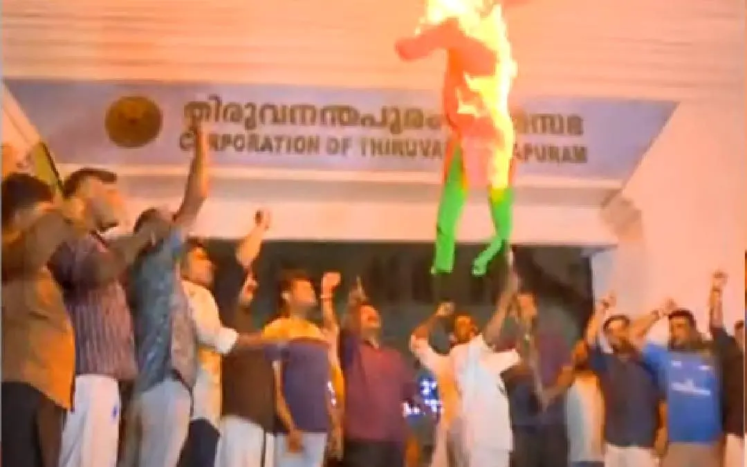 യുവമോർച്ച പ്രവർത്തകർ മേയർ ആര്യ രാജന്റെ കോലം കത്തിച്ച് പ്രതിഷേധിക്കുന്നു | Photo: Screengrab / Mathrubhumi