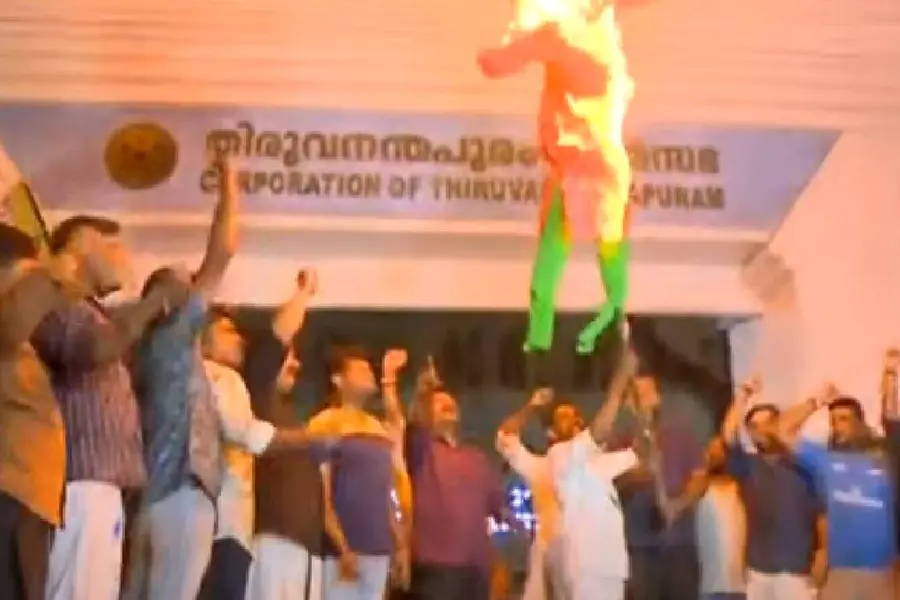 മേയർക്കെതിരെ യുവമോർച്ചയുടെ നൈറ്റ് മാർച്ച്; കോലം കത്തിച്ചു, കോർപറേഷന് മുന്നിൽ സംഘർഷാവസ്ഥ